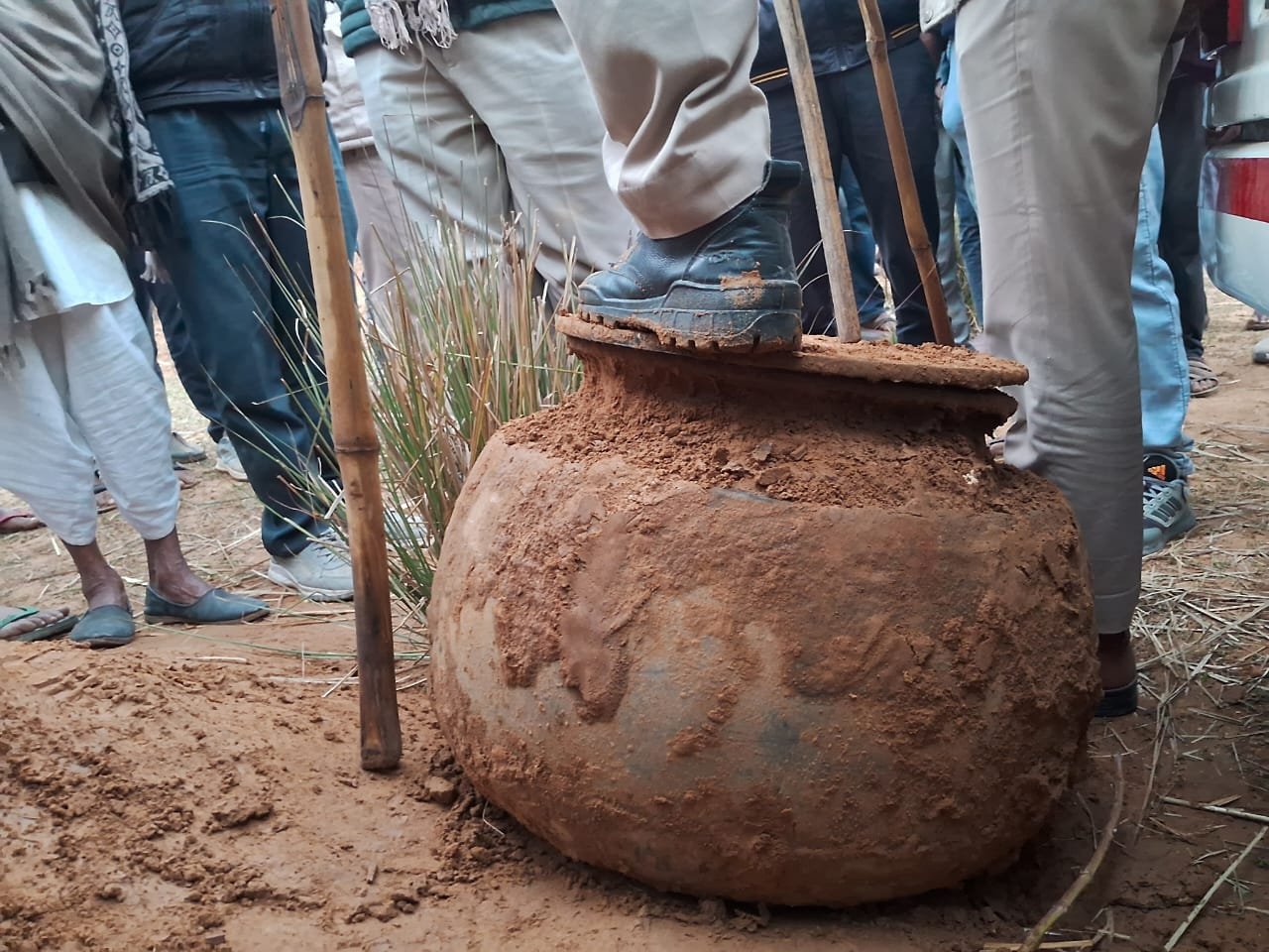 निवाई के सीदड़ा में गड़े धन के लिए तंत्र-मंत्र? जंगल में खुदाई के दौरान निकला ‘रहस्यमयी घड़ा’, पुलिस छावनी में तब्दील हुआ इलाका