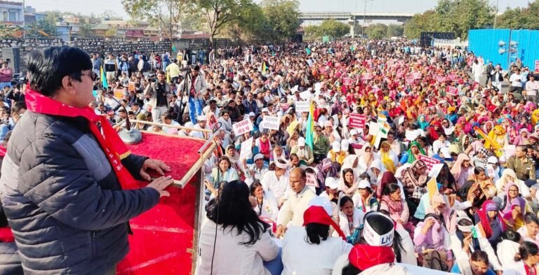 11 सूत्री मांगों को लेकर हजारों कर्मचारियों ने सरकार के खिलाफ किया शक्ति प्रदर्शन