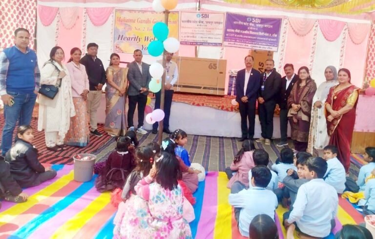 महात्मा गांधी राजकीय स्कूल को 4 लाख रूपए कीमत की सामग्री भेंट