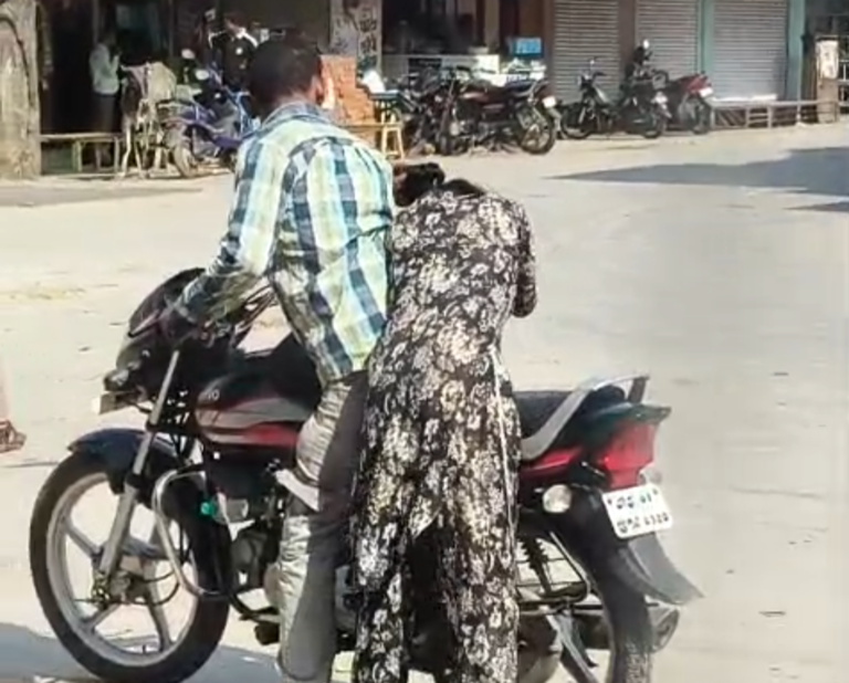 बीच सड़क में ‘नशे’ का ड्रामा” : महिला को सरेआम बेरहमी से पीटा