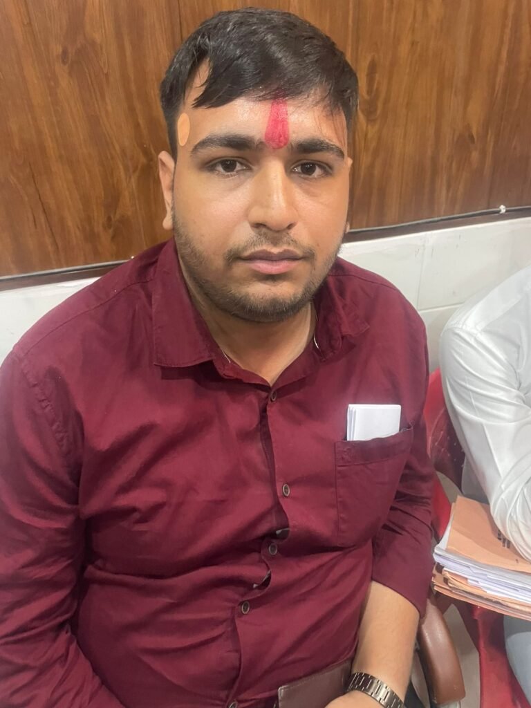 SDM  के लिए रिश्वत लेते हुए प्रयोगशाला सहायक गिरफ्तार