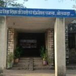 किताबें और यूनिफार्म के लिए बातें करने पर तीन स्कूल को नोटिस