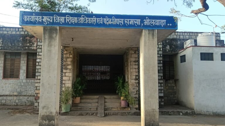 किताबें और यूनिफार्म के लिए बातें करने पर तीन स्कूल को नोटिस