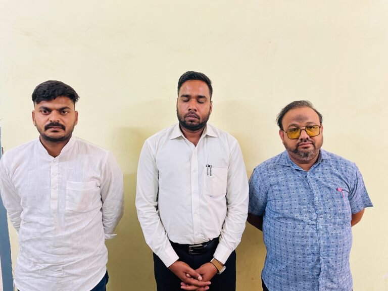 सहायक प्रोग्रामर‌ वरिष्ठ लिपिक एवं दलाल रिश्वत लेते गिरफ्तार 