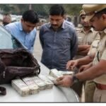 श्रम कल्याण अधिकारी की सरकारी गाड़ी से मिली 1.50 लाख नगदी