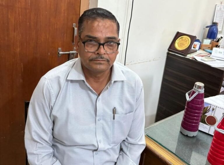 संयुक्त निदेशक कृषि रिश्वत व पटवारी रिश्वत लेते गिरफ्तार