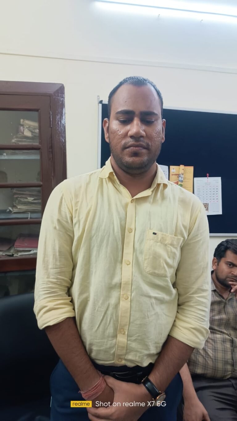 वरिष्ठ सहायक एक लाख की रिश्वत लेते गिरफ्तार 