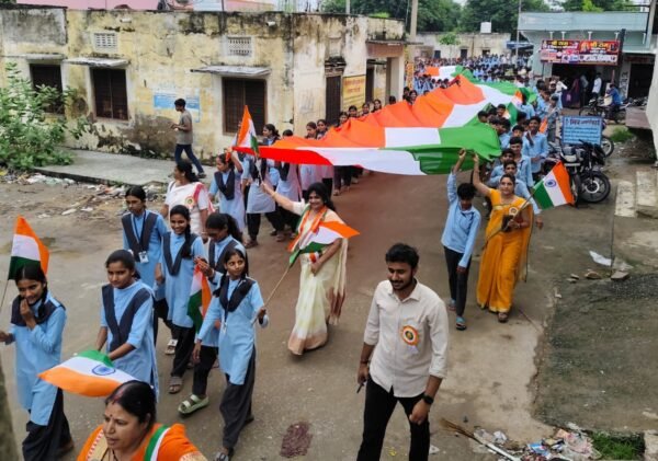 सवाईपुर के सरकारी स्कूल ने 131 फीट तिरंगे झंडे के साथ तिरंगा यात्रा निकाल रचा इतिहास