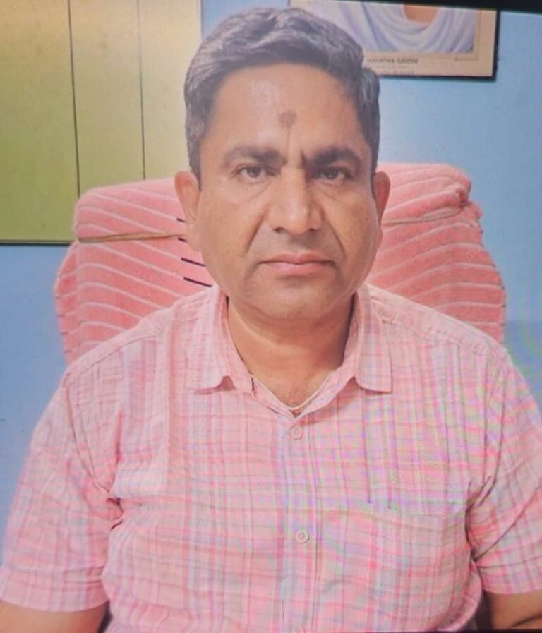 संयुक्त निदेशक तीन लाख के रिश्वत लेते गिरफ्तार 